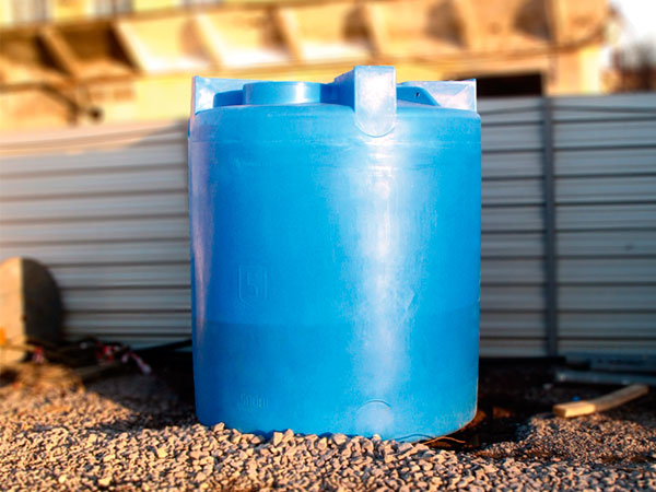 Пластиковая емкость на 2 куба для воды