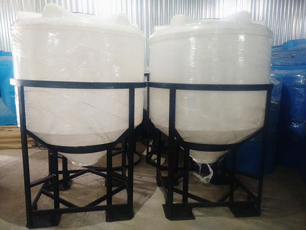 Пластиковая емкость с коническим дном