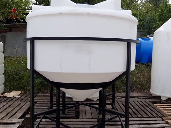 Пластиковая емкость с коническим дном