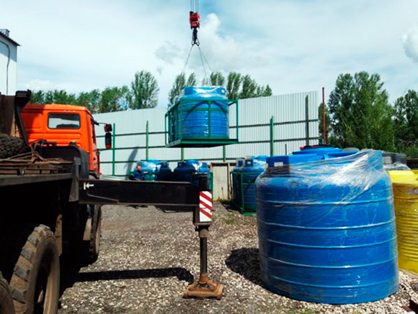 Современная емкость из пластика на объем 5000 л