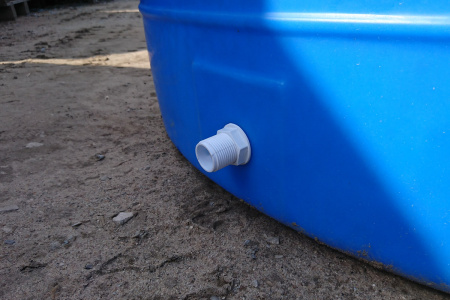 Отводы пластиковые с заглушкой для баков