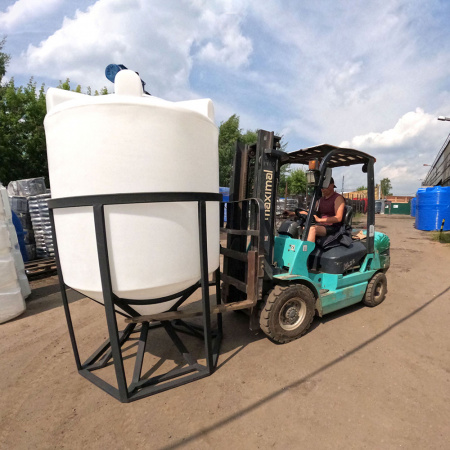 Емкость K 2000 литров с лопастной мешалкой фото на складе 1