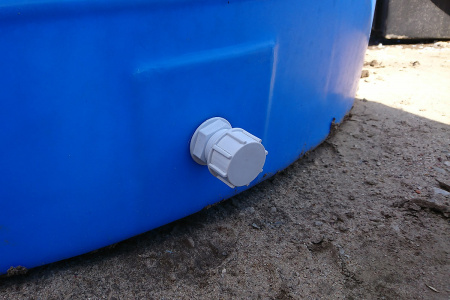 Отводы пластиковые с заглушкой для емкостей